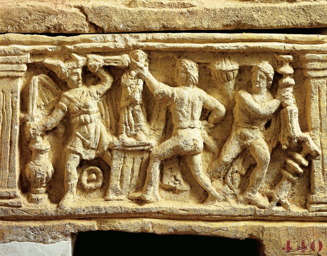 Etruskische Zivilisation, Tuffurne mit Szenen von Galliern, die Tempel plündern von Etruscan