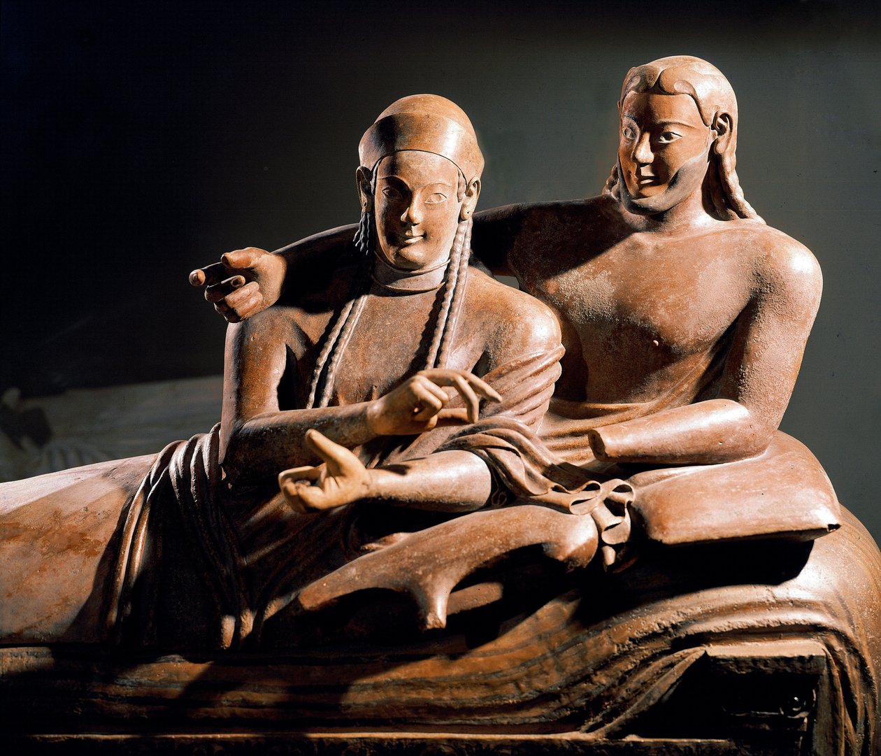 Etruskische Kunst: Sarkophag der Eheleute, Terrakotta-Skulpturengruppe eines Paares auf dem Totenbett (Detail), aus Cerveteri, Italien. 525-500 v. Chr. Paris, Louvre von Etruscan Etruscan