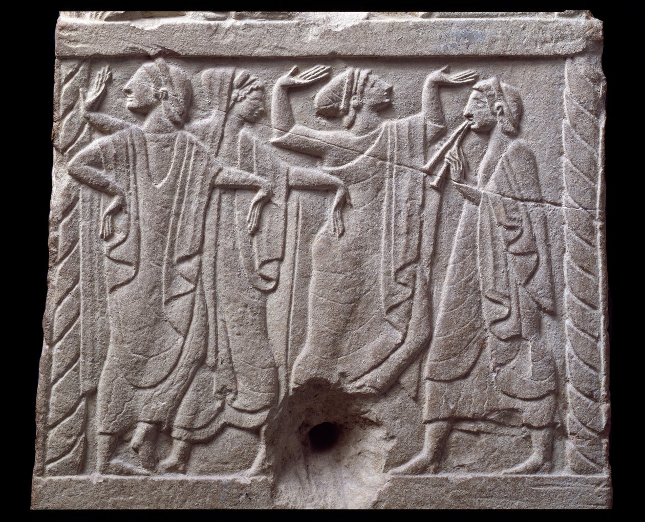 Relief mit Tänzern von einem Marmor-Meilenstein aus Chiusi, Italien, 6. Jahrhundert v. Chr. von Etruscan Etruscan