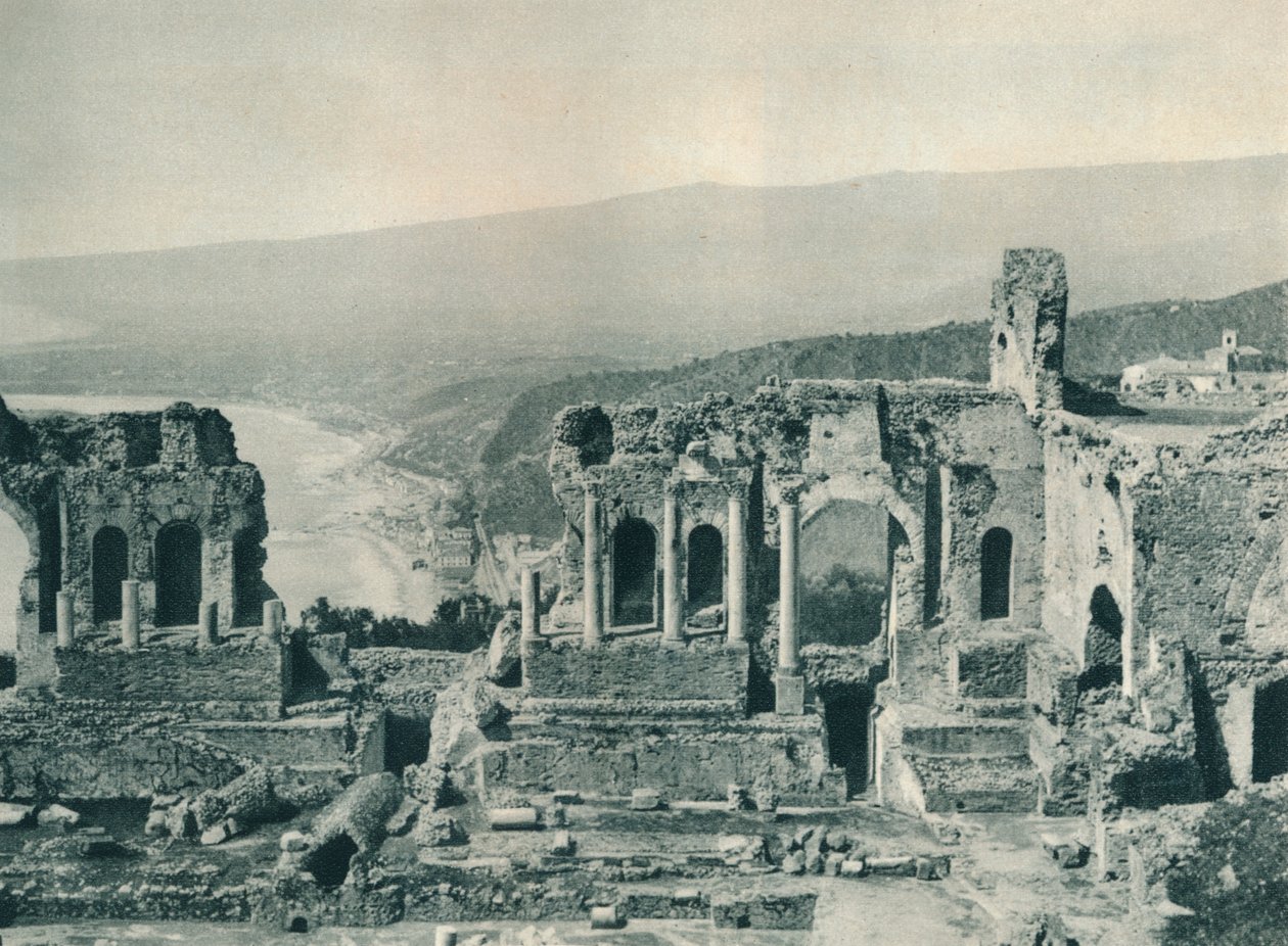Bühne und Umkleideraum des griechischen Theaters, Taormina, Sizilien, Italien, 1927 von Eugen Poppel