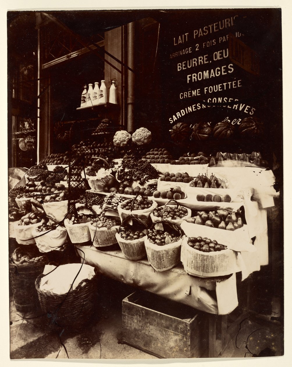 Rue Sainte-Opportune (Obst- und Gemüsedisplay, rue Sainte-Opportune) von Eugène Atget