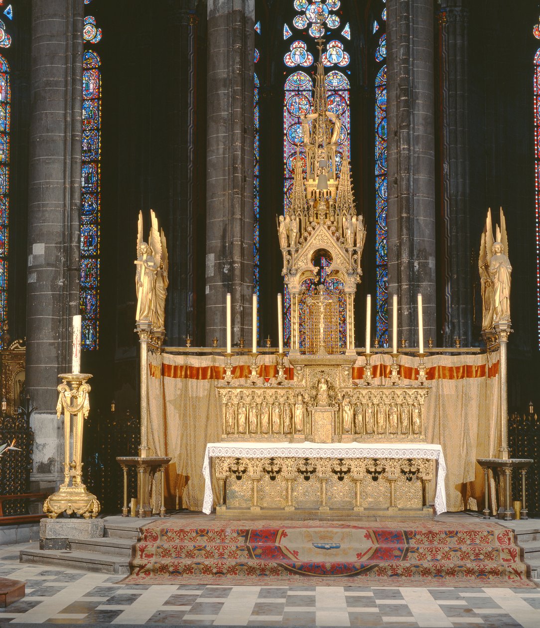 Hochaltar im neugotischen Stil, umgeben von 4 Engeln, die die Leidenswerkzeuge Christi tragen, mit einem Tabernakel, der von einem kunstvoll verzierten Turm überragt wird von Eugene Emmanuel Viollet le Duc