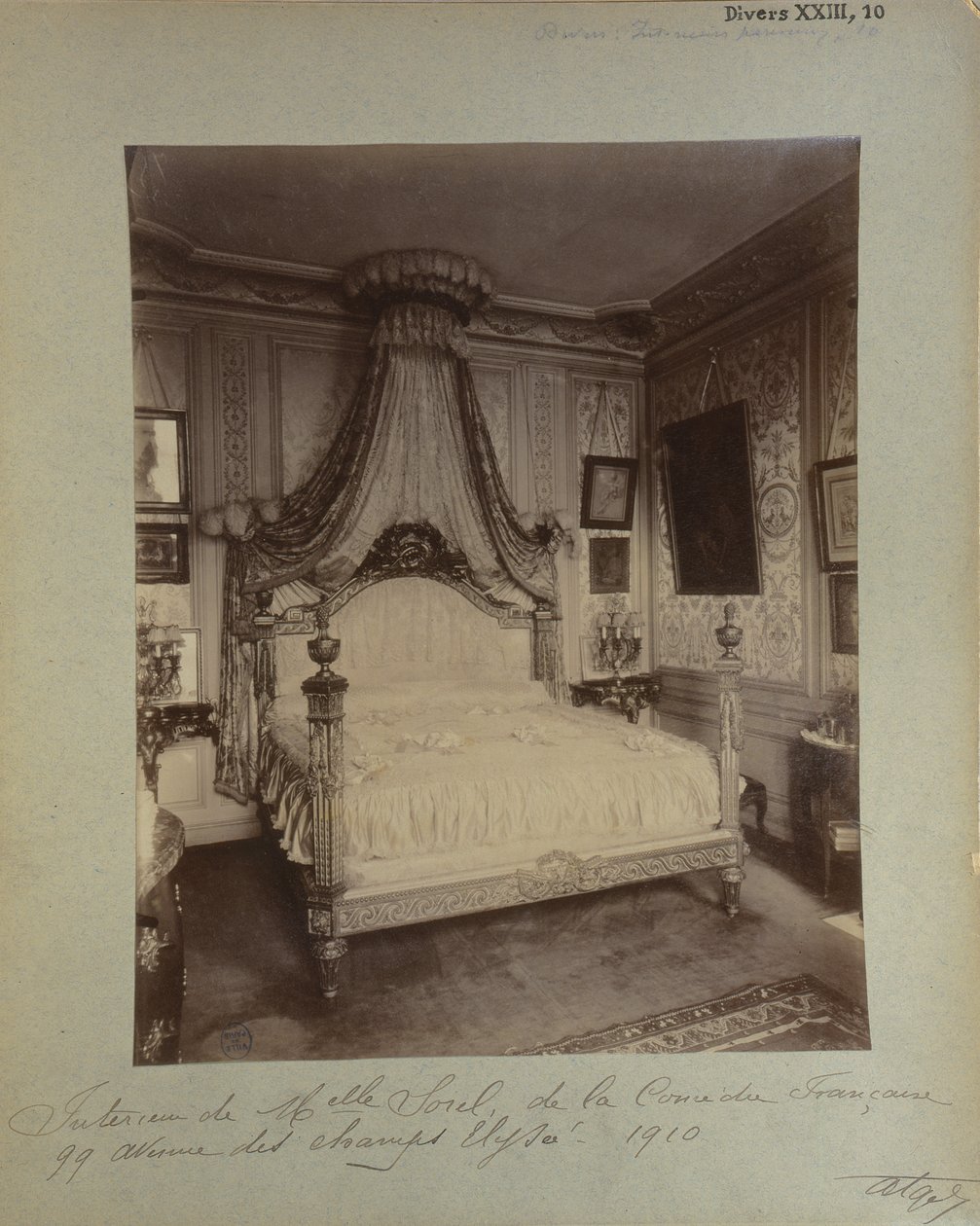 Schlafzimmer von Cécile Sorel in der Avenue des Champs-Élysées 99, 1910 von Eugène Atget