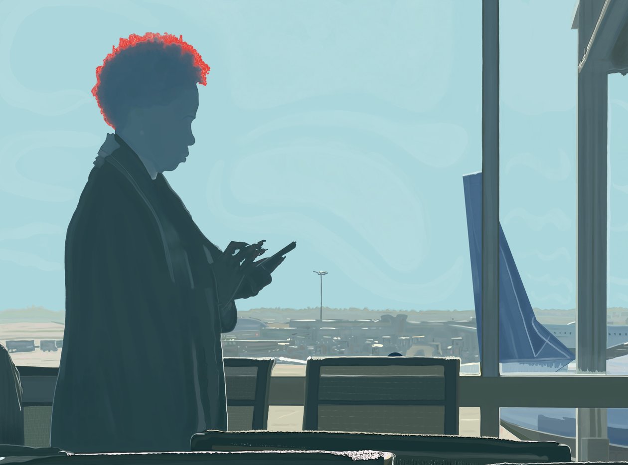Frau wartet am Flughafen von Evan Sklar
