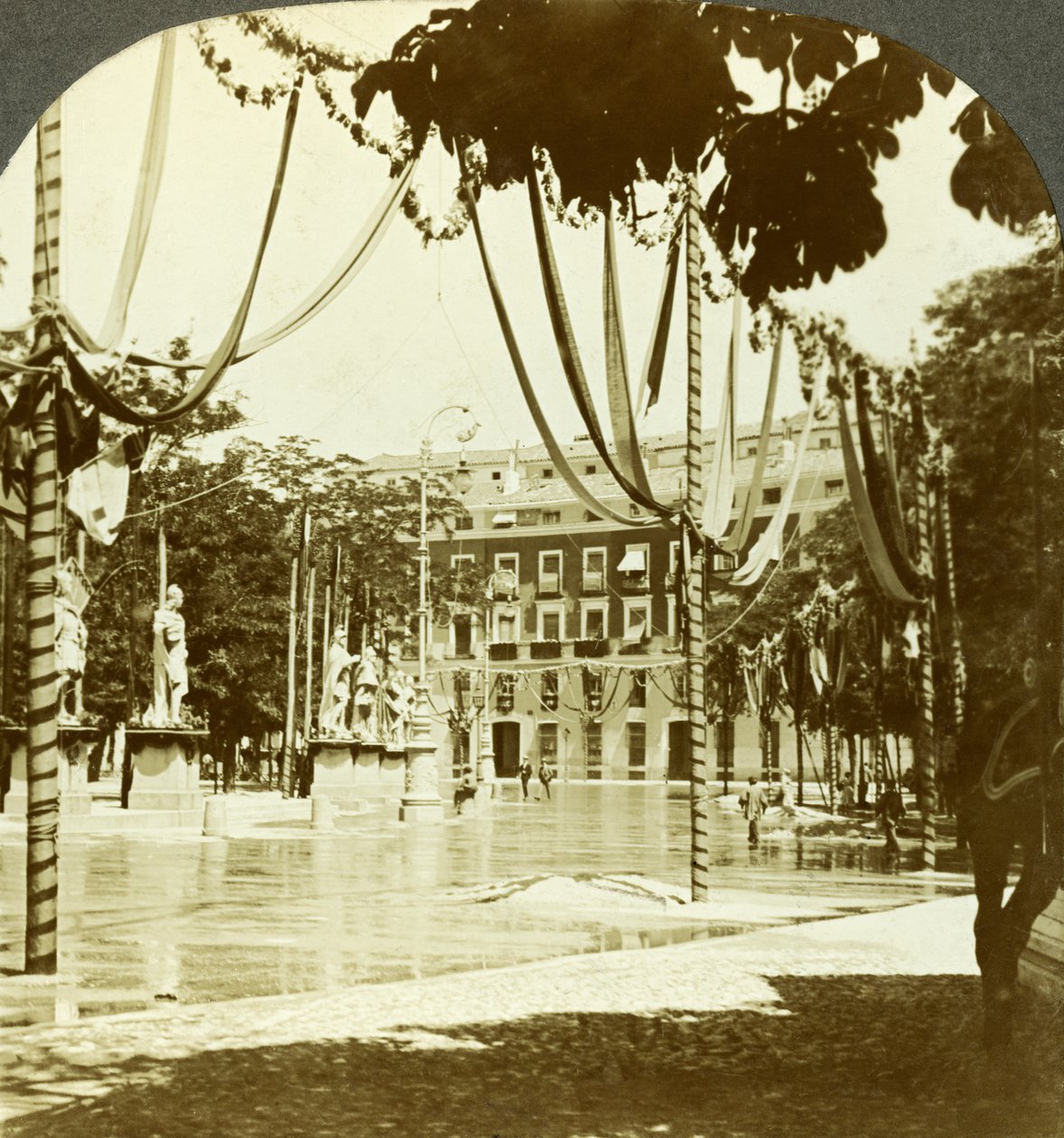 Dekorationen, Plaza de Oriente, Madrid, Spanien von Excelsior Stereoscopic Tours