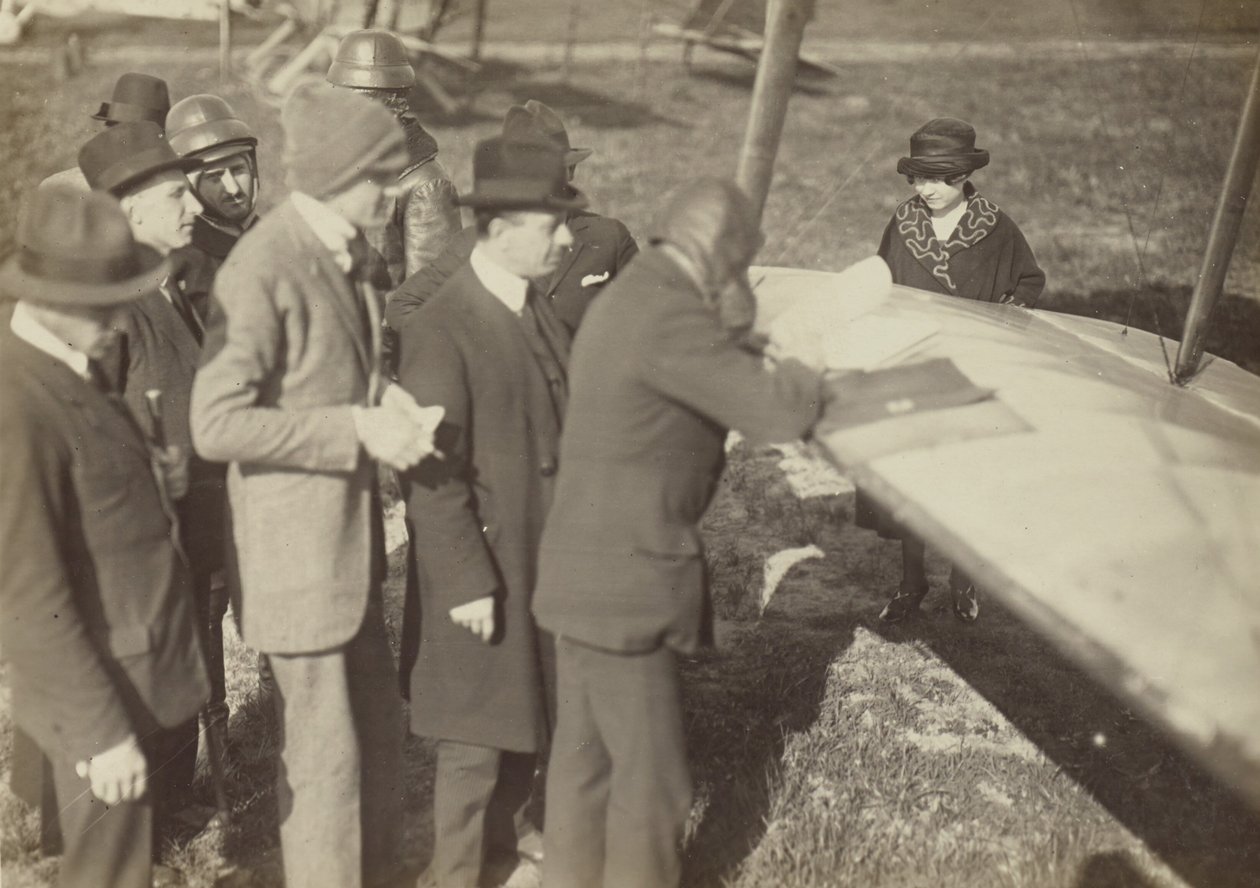 Gruppe am Rand eines Flügels eines Caproni Ca. 3 (Flugzeug) von Fedele Azari