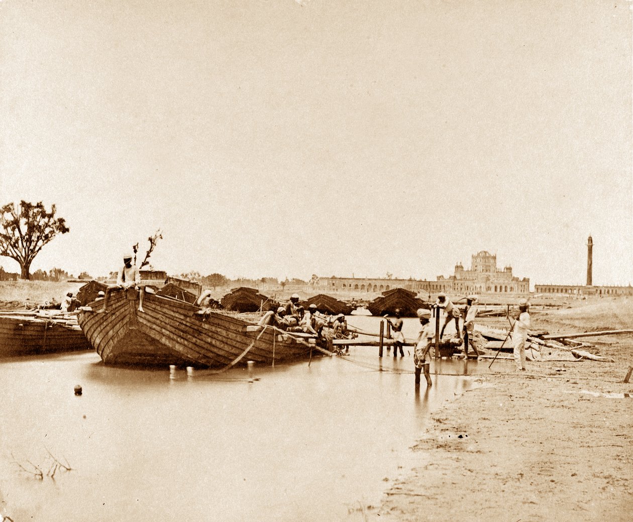 Brücke aus Booten über den Gomptee, Lucknow von Felice Beato