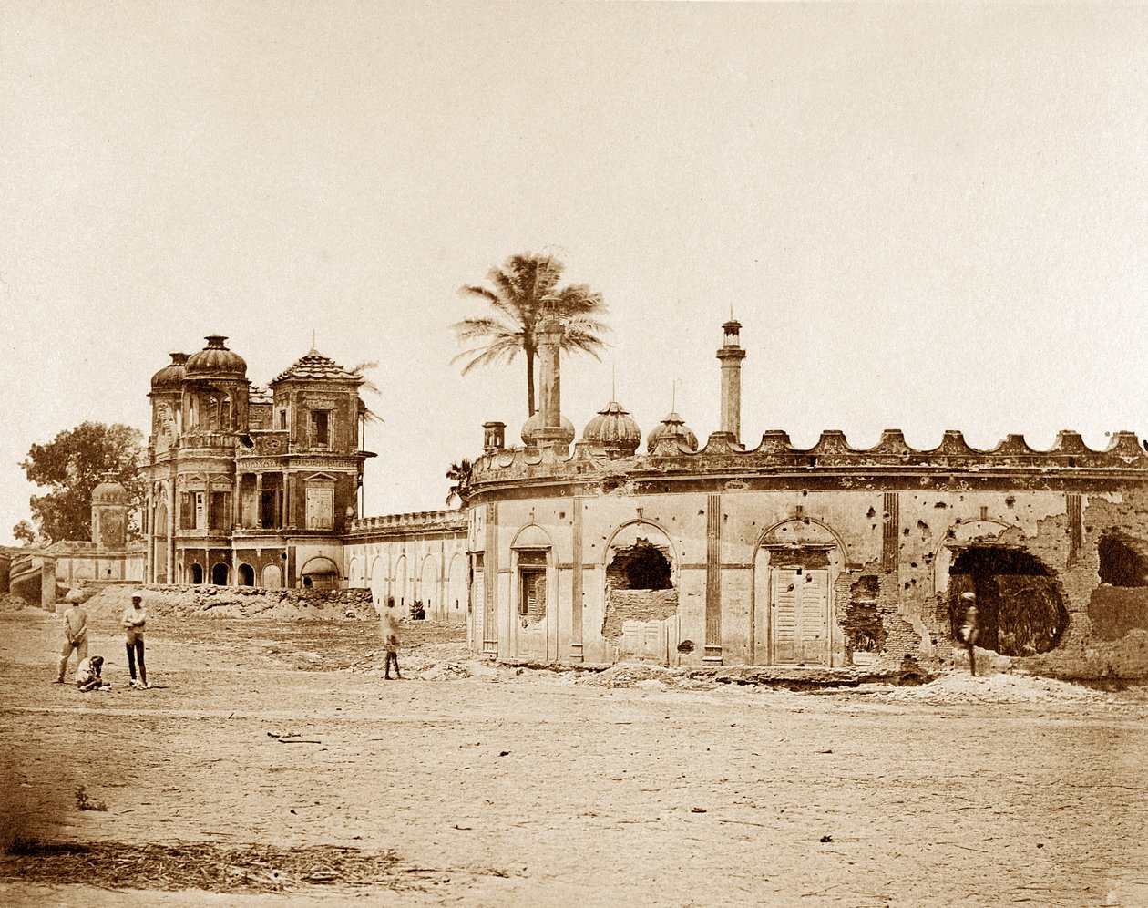 Der Secundra Bagh zeigt den Durchbruch des Tors, Lucknow von Felice Beato