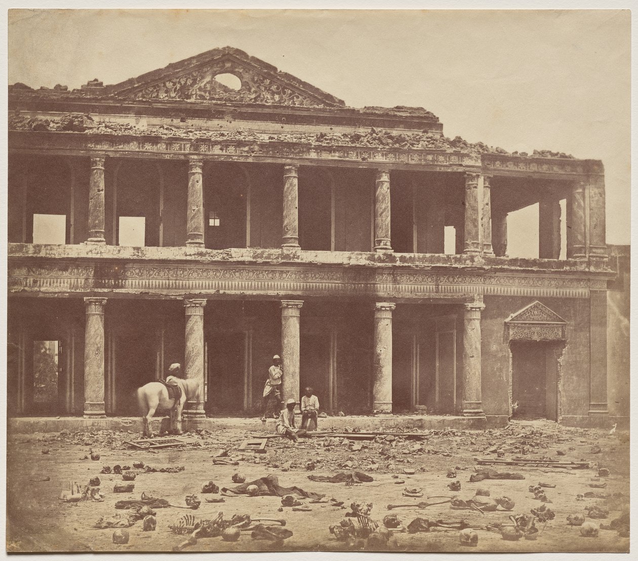 Inneres des Secundra Bagh nach dem Massaker von 2.000 Rebellen durch die 93. Highlander und das 4. Punjab Regiment von Felice A. Beato