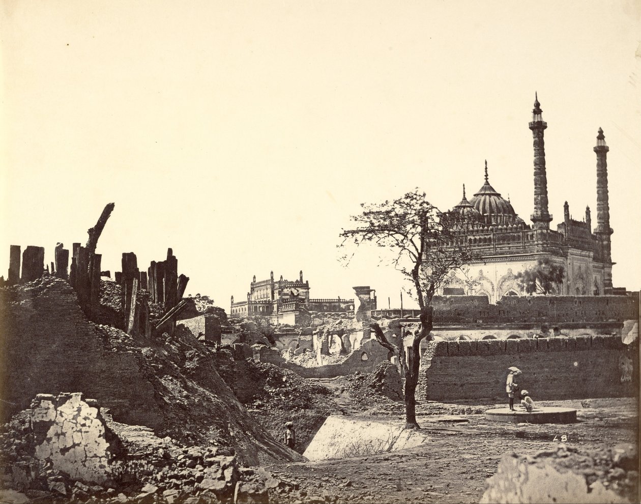 Batterie in der Nähe der Begum Kotie. Zweiter Angriff von Sir Colin Campbell im März 1858 von Felice Beato