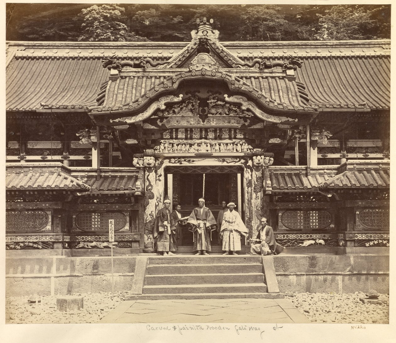 Geschnitztes und bemaltes Tor in Nikko von Felice Beato