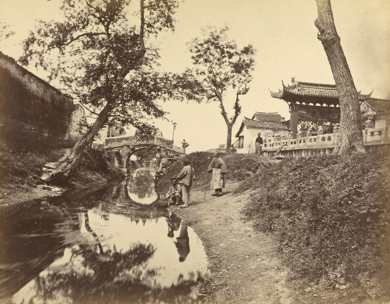 [Chinesische Ansicht eines Flusses und einer Brücke in einem Dorf mit mehreren Chinesen] von Felice Beato