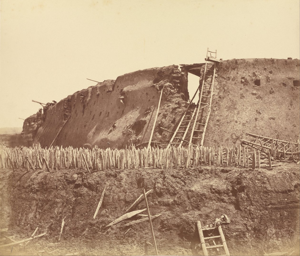 Inneres des Winkels des Nordforts unmittelbar nach seiner Eroberung von Felice Beato