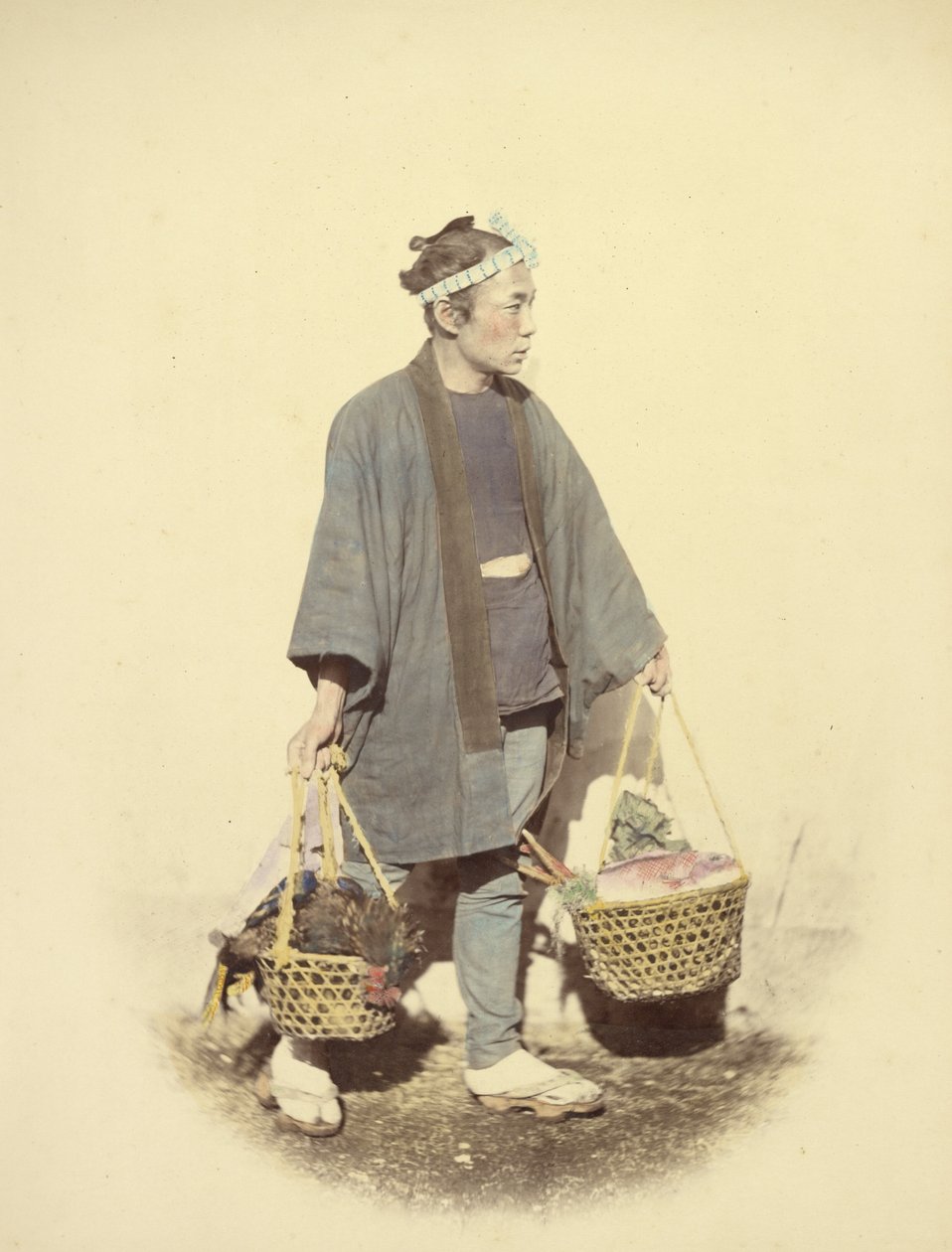 Japanischer Koch, vom Markt zurückkehrend von Felice Beato