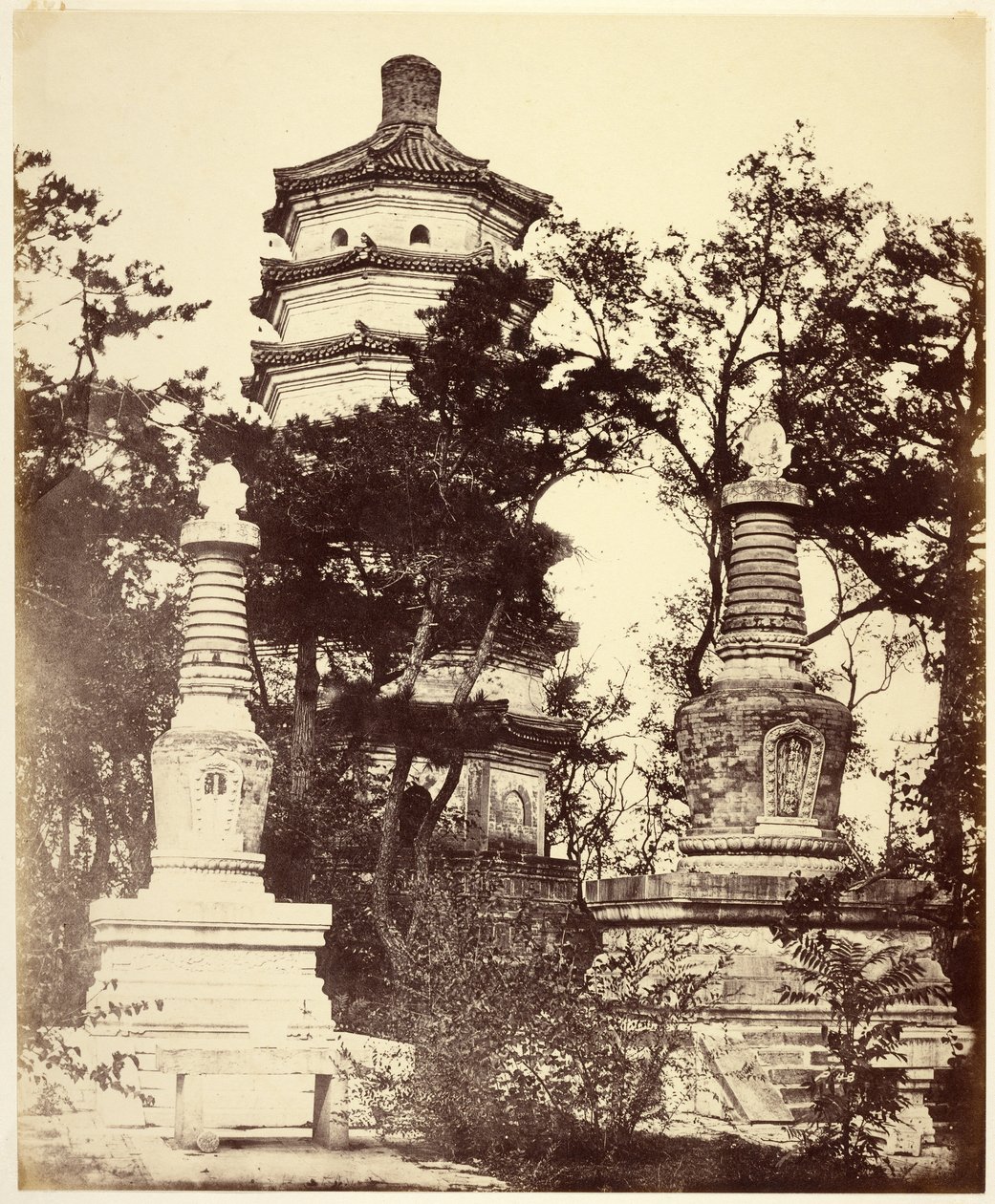 Pagode auf dem Hügel, - Sommerpalast, Yuen-Ming-Yuen, Peking von Felice Beato