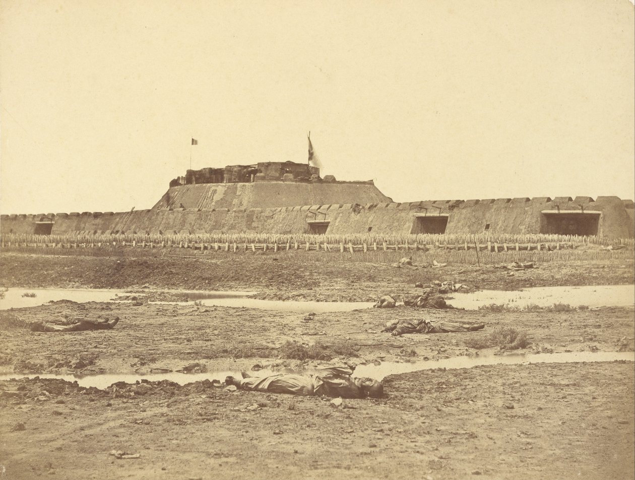 Rückseite des Nordforts nach seiner Eroberung, zeigt den Rückzug der chinesischen Armee von Felice Beato