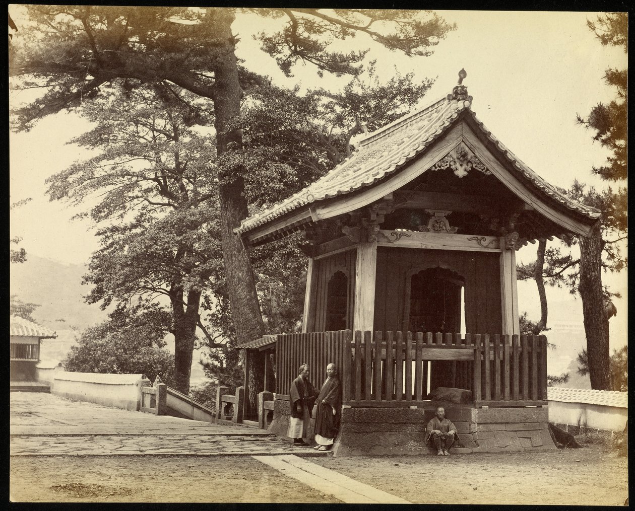 Tempel in der Stadt Nagasaki von Felice Beato