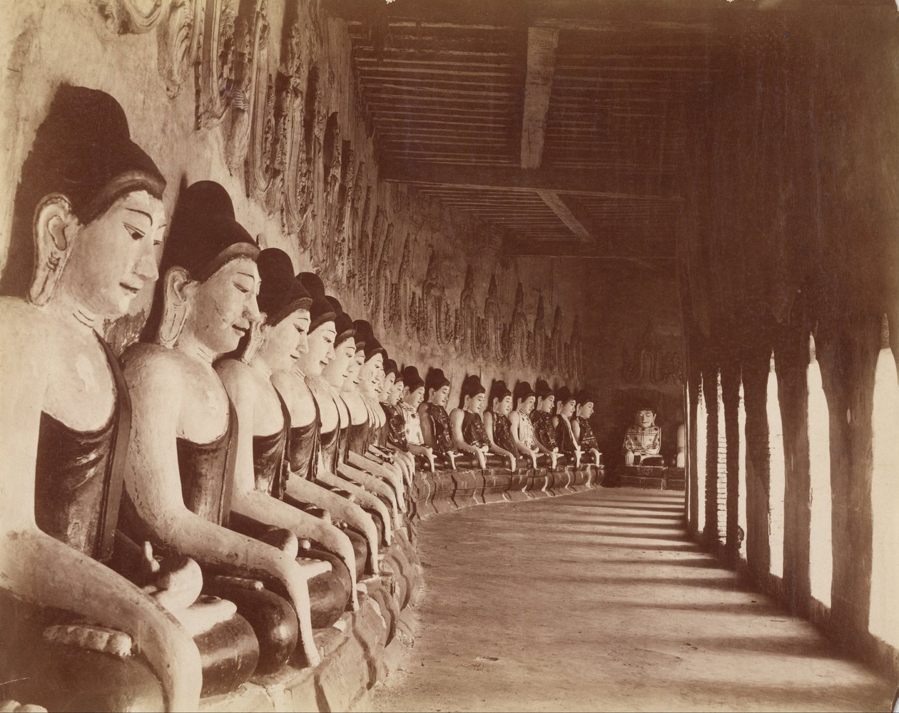 Die neunundvierzig Gautamas im Sagaing-Tempel von Felice Beato