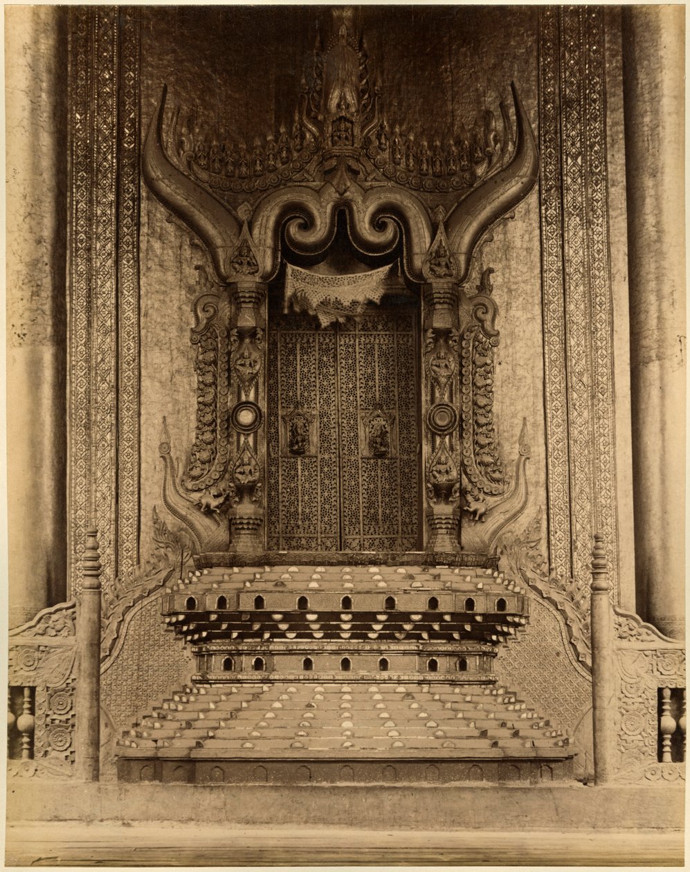 Der The-ha-thana oder der Löwenthron im Myei-nan oder Hauptaudienzsaal im Palast von Mandalay, Burma, Ende des 19. Jahrhunderts (Albuminabzug) von Felice Beato