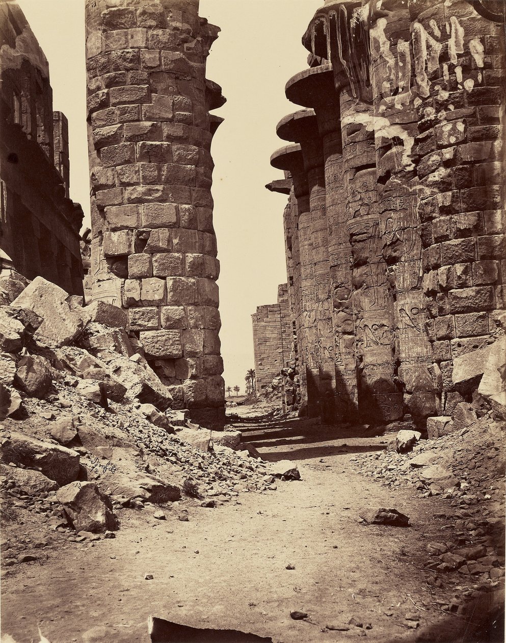 Zentrale Allee der Hypostylhalle, von Osten aufgenommen (Karnak) - Theben von Félix Bonfils