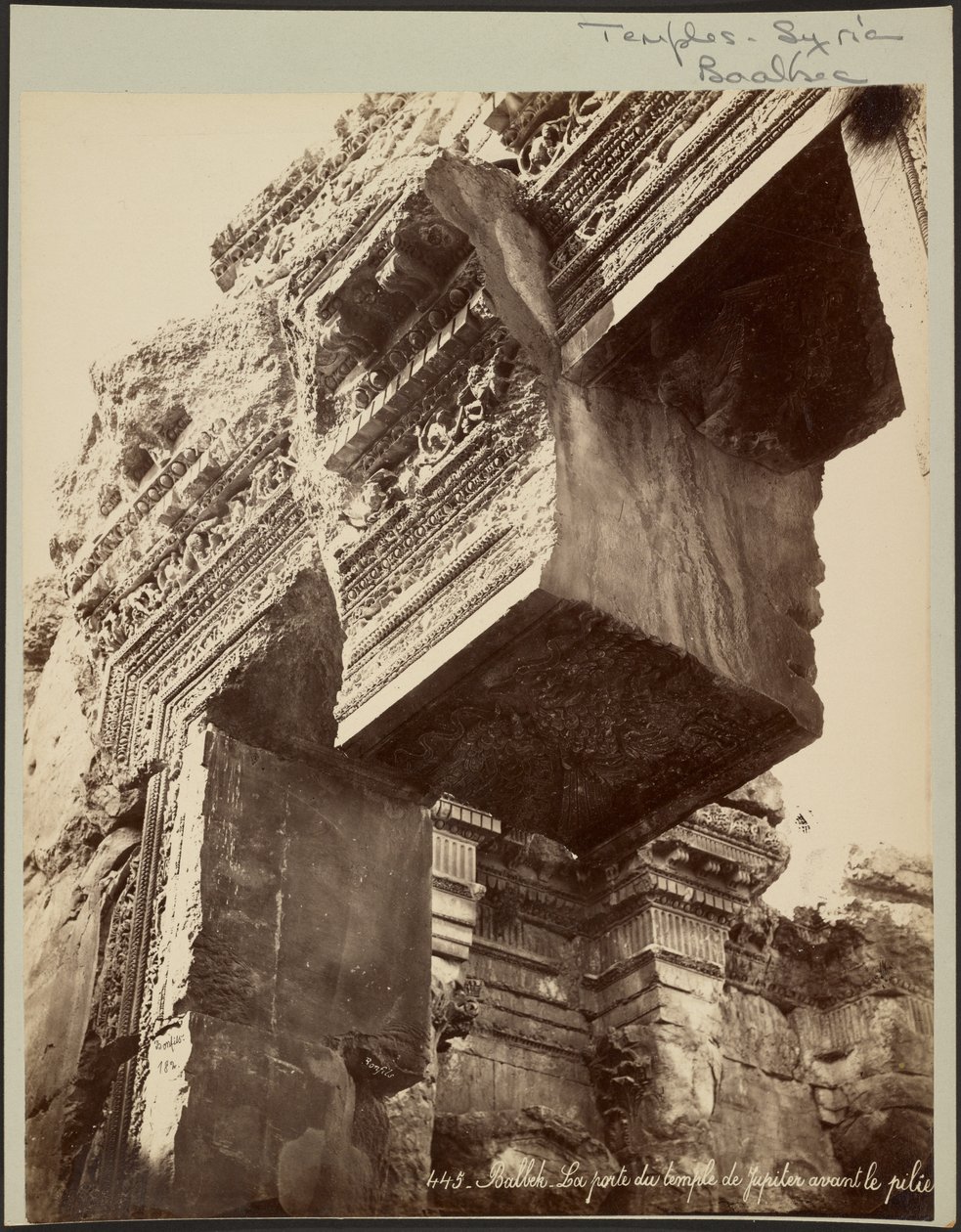Balbek, Das Tor des Jupiter-Tempels vor der Säule von Félix Bonfils
