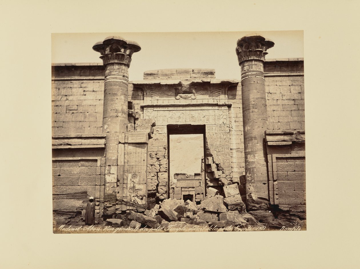 Medinet-Abou. Gesamtansicht des kleinen Tempels, (Detail) von Félix Bonfils