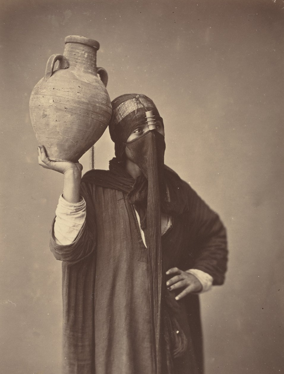 Wasserträgerin in Kairo von Félix Bonfils