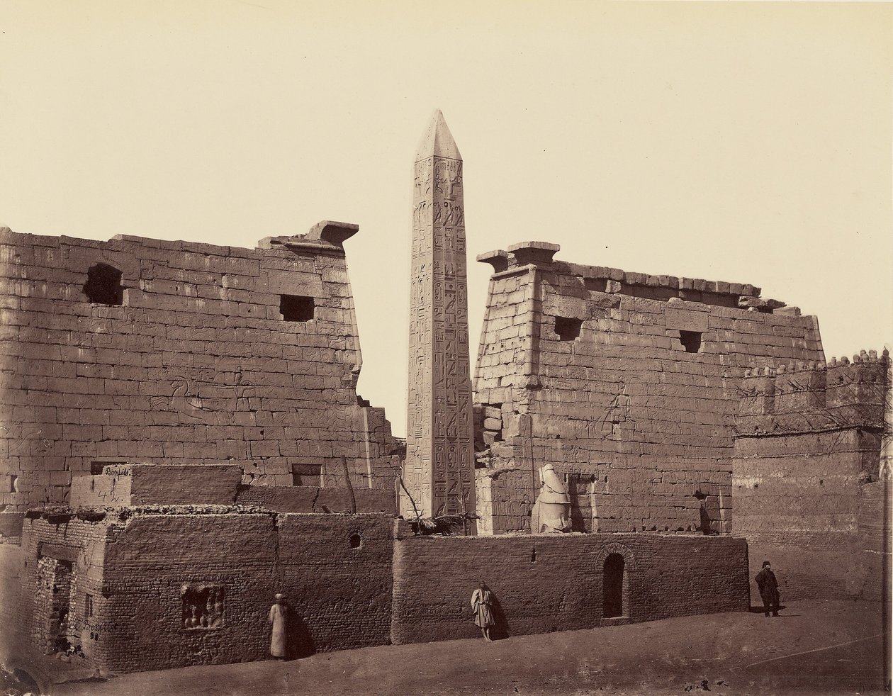 Tempel von Luxor: Obelisk und Pylon [Theben] von Félix Bonfils