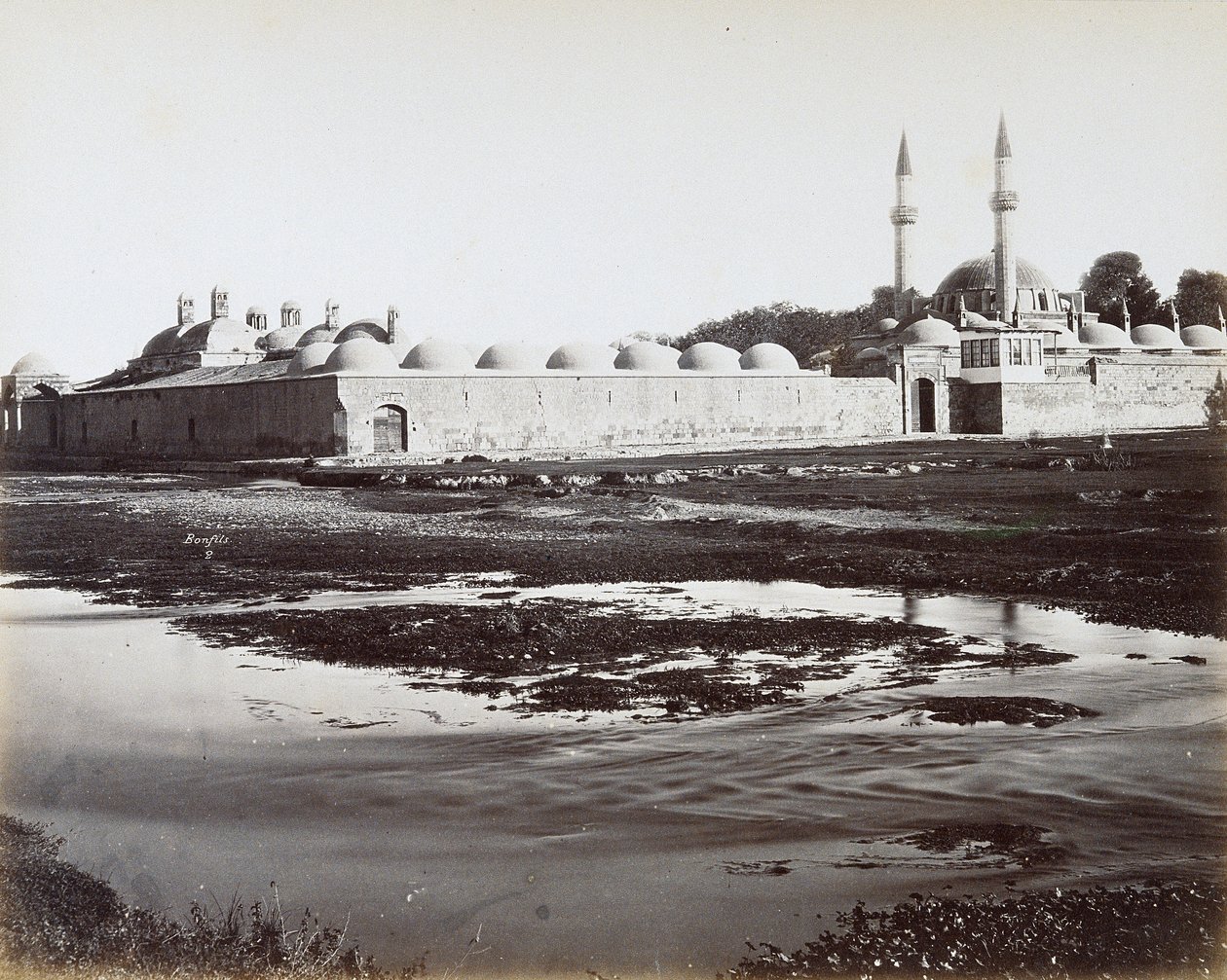 Blick auf den Komplex von Tekkuyeh Suleimaniyeh, in Damaskus, Syrien, Teil eines Komplexes einer Madrasa, einer Moschee und eines Klosters, geleitet vom Orden der Derwische, um den Aufenthalt der Pilger auf ihrem Weg nach Mekka zu erleichtern von Félix Bonfils