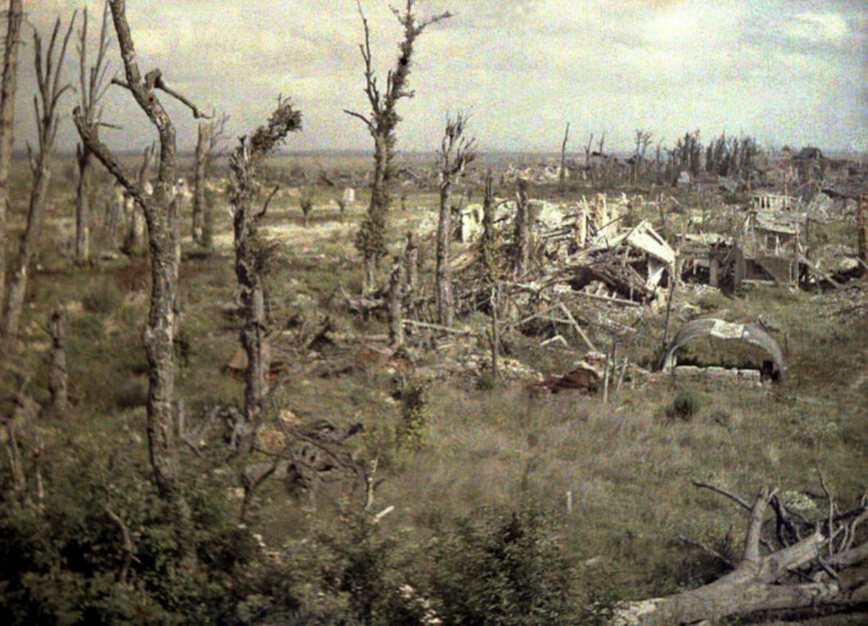 Ein Gebiet in der Nähe des Schlosses mit durch Artilleriefeuer beschädigten Gebäuden und Bäumen, Chaulnes, Somme, Frankreich, 1917 von Fernand Cuville