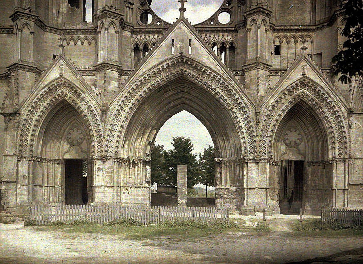 Bombenschäden an der Kathedrale Saint-Gervais-et-Saint-Protais, Soissons, Aisne, Frankreich, 1917 von Fernand Cuville