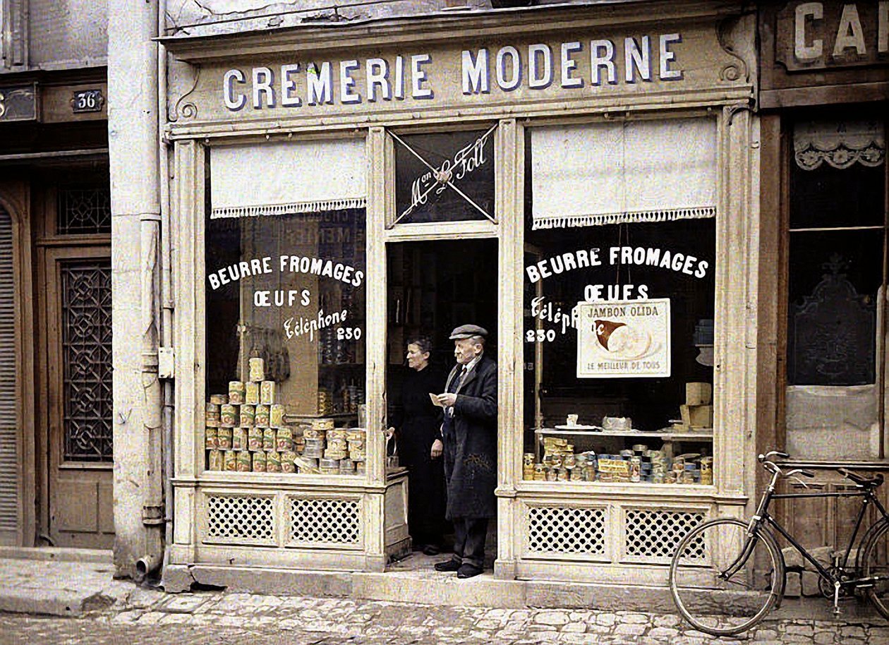 Paar auf der Türschwelle der Le Foll Molkerei, Reims, Marne, Frankreich, 1917 von Fernand Cuville