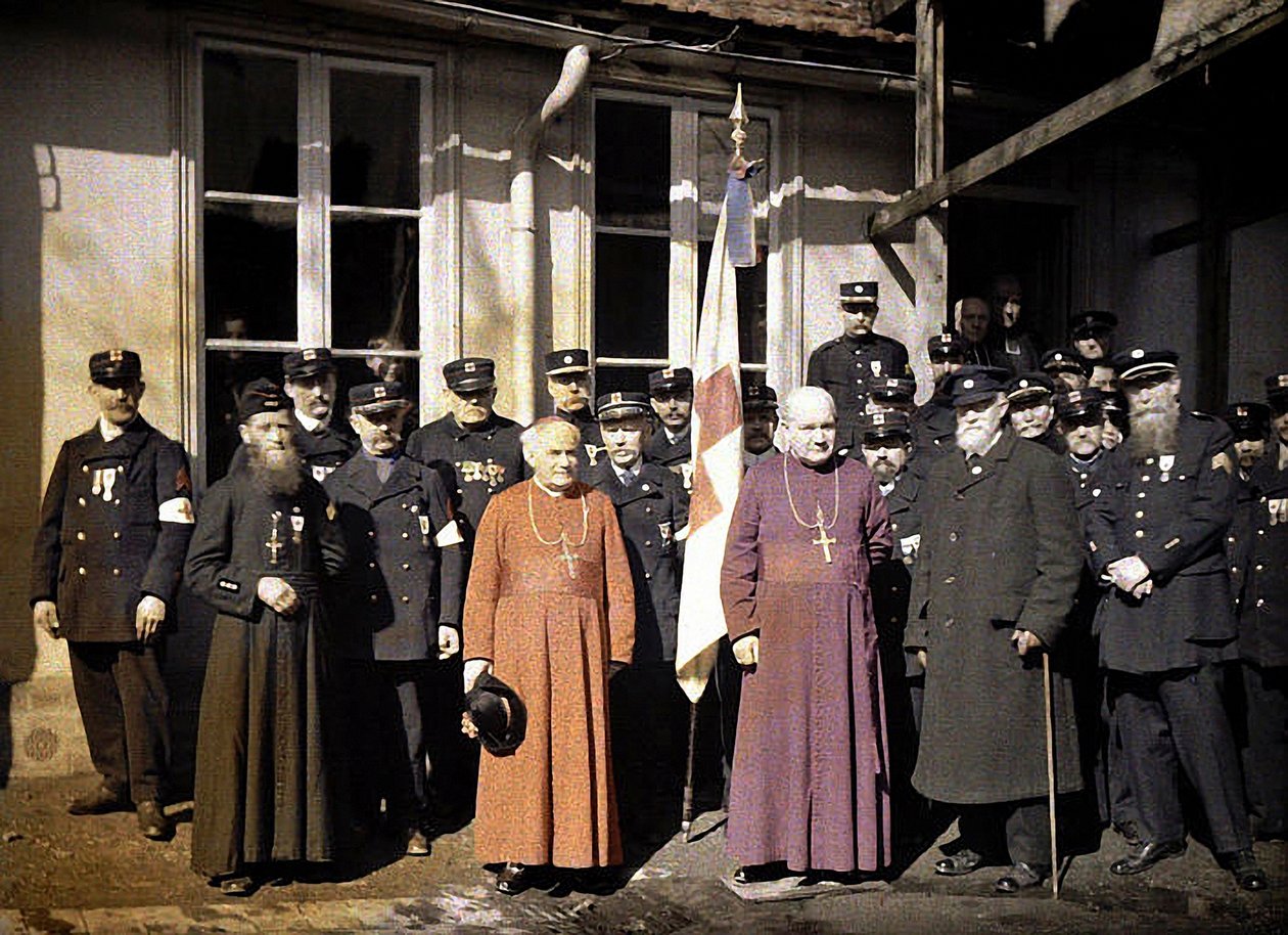 Gruppenporträt von Mitgliedern des Roten Kreuzes, Reims, Marne, Frankreich, 1917 von Fernand Cuville