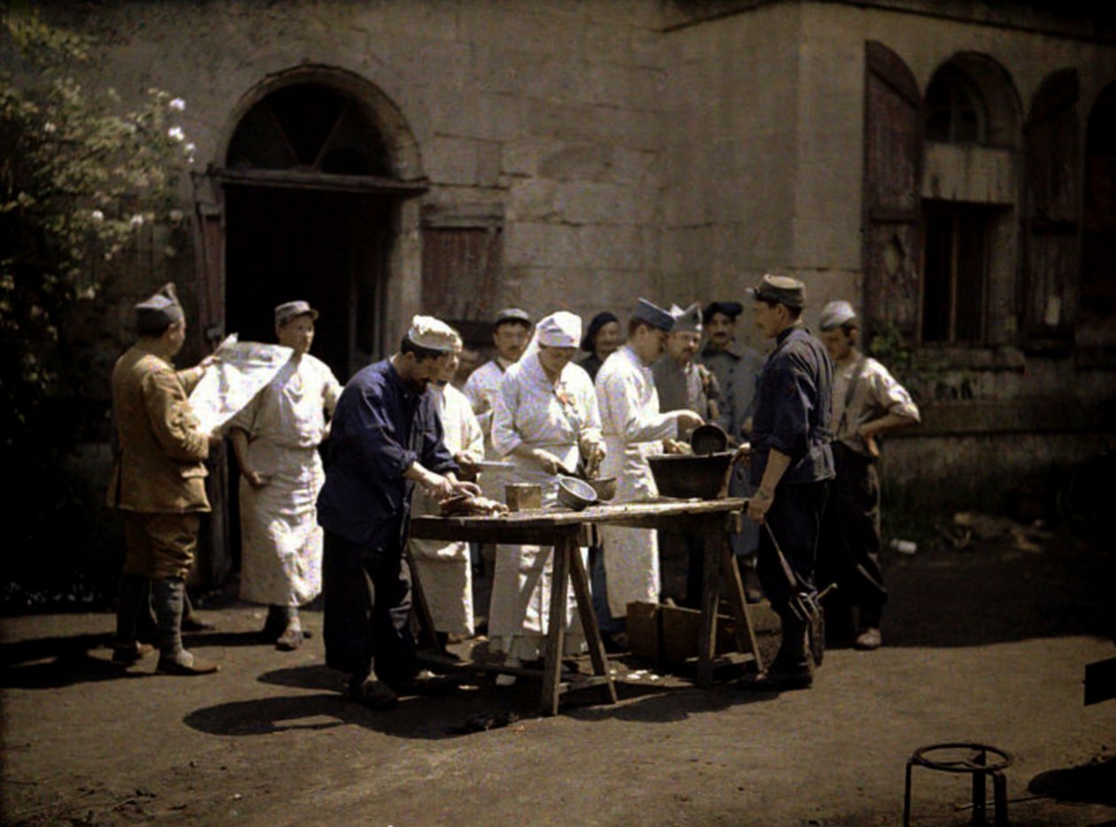 Soldaten im Schloss Vauxbuin, genutzt von der französischen Armee als Krankenhaus, Soissons, Aisne, Frankreich, 1917 von Fernand Cuville