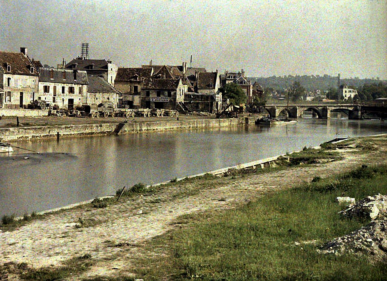 Der Fluss Aisne und die Pont des Anglais, Soissons, Frankreich, 1917 von Fernand Cuville