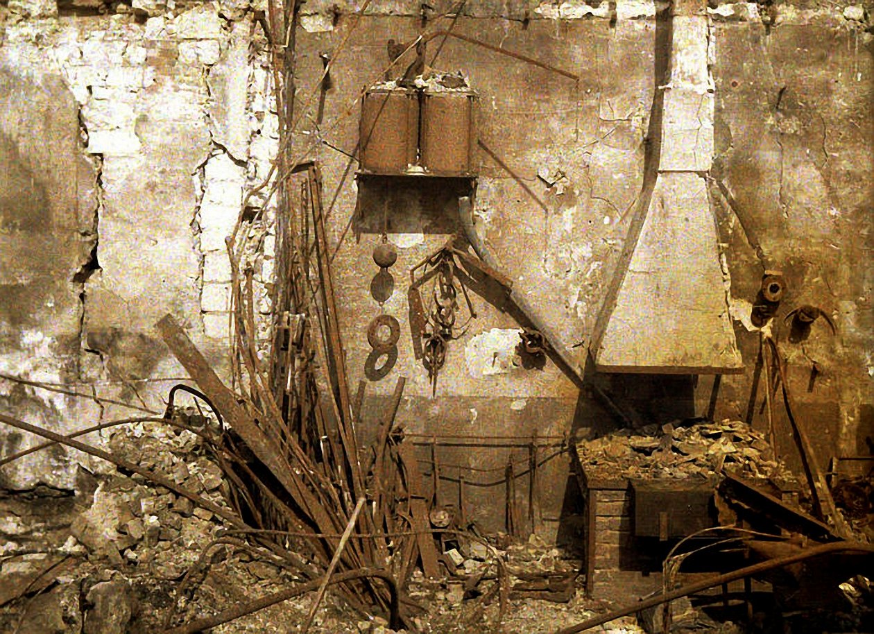Ansicht einer durch Granaten zerstörten Schmiede, Reims, Frankreich, 1917 (Autochrom) von Fernand Cuville