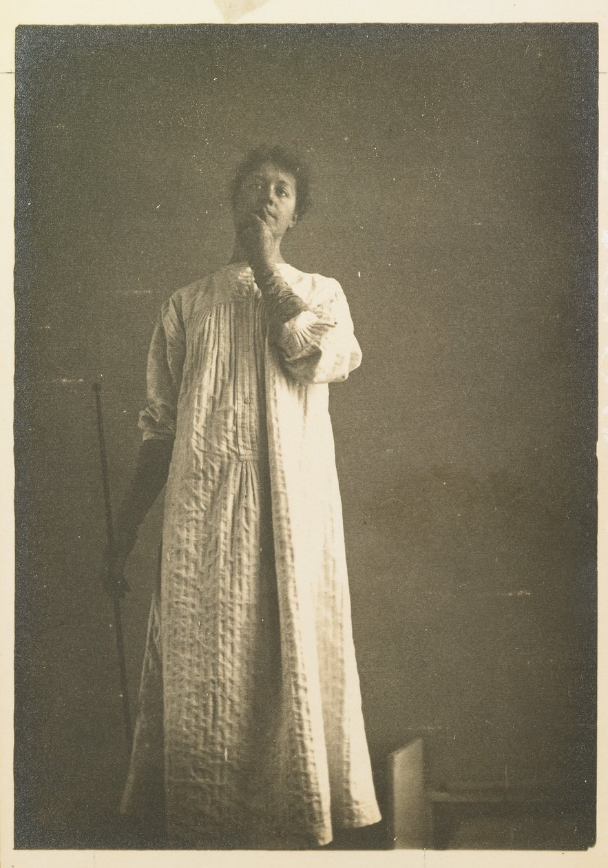Frau im Hemd, die Hand vor dem Mund von Fernand Khnopff