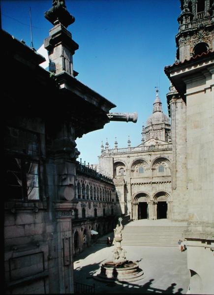 Südliche Fassade und die Plaza de Praterias von Fernando de Casas Novoa