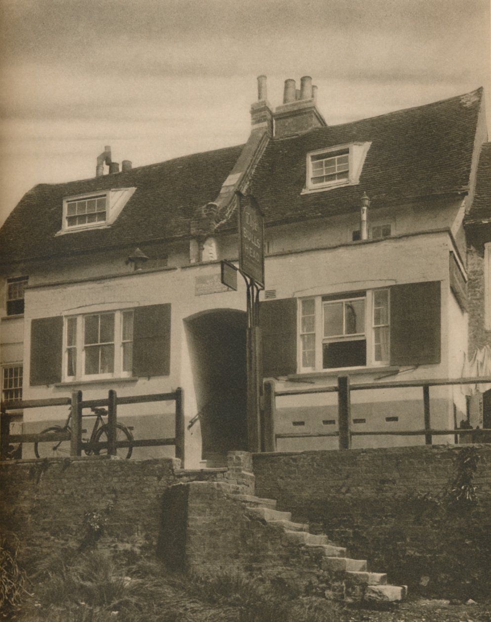 Das Zeichen des Stierkopfes in Strand-On-the-Green, ca. 1935 von Field