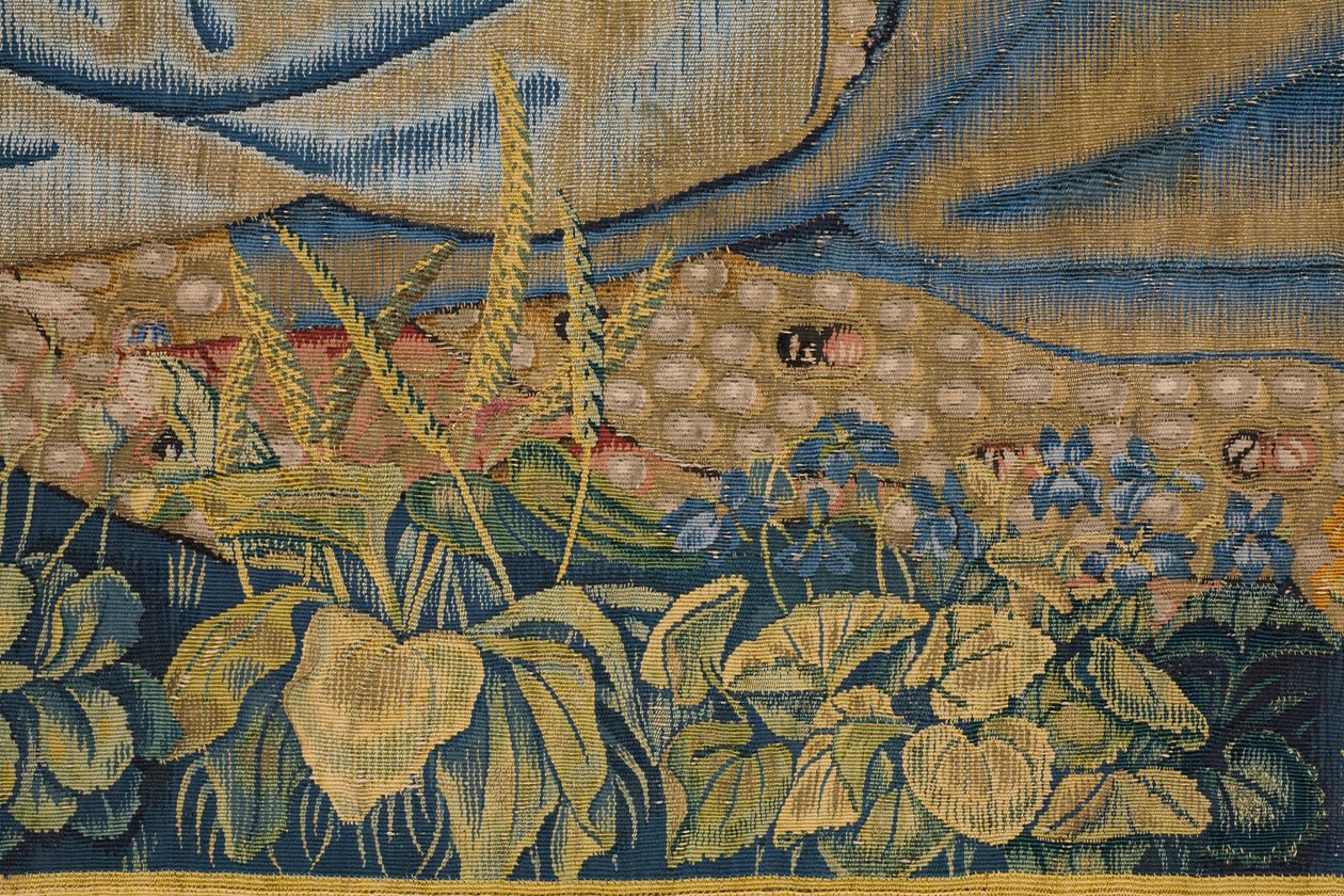 Flämischer Wandteppich. Die Jungfrau mit dem Kind und Engeln. Ca. 1500. von Flemish School