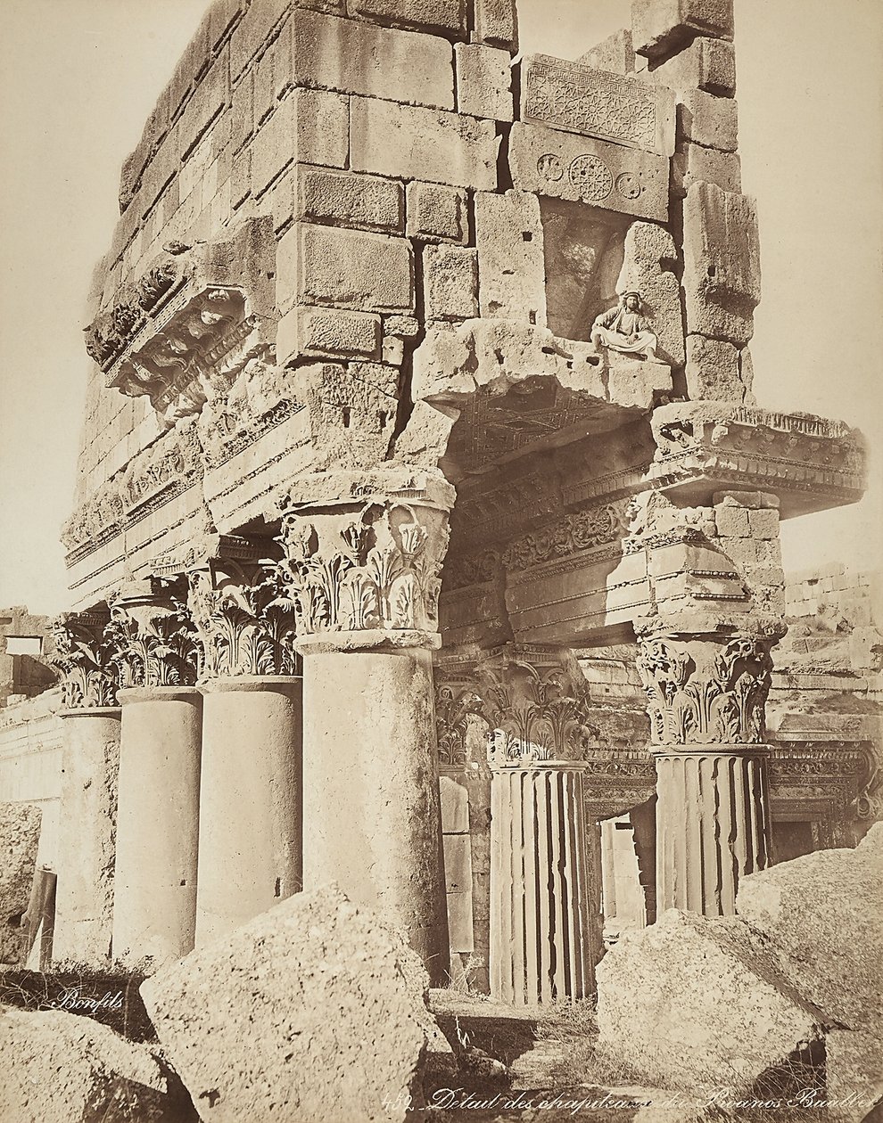 Detail des Pronaos des Bacchustempels in der archäologischen Zone von Heliopolis oder Baalbek, antike syrische Stadt, heute Libanon von Félix Bonfils