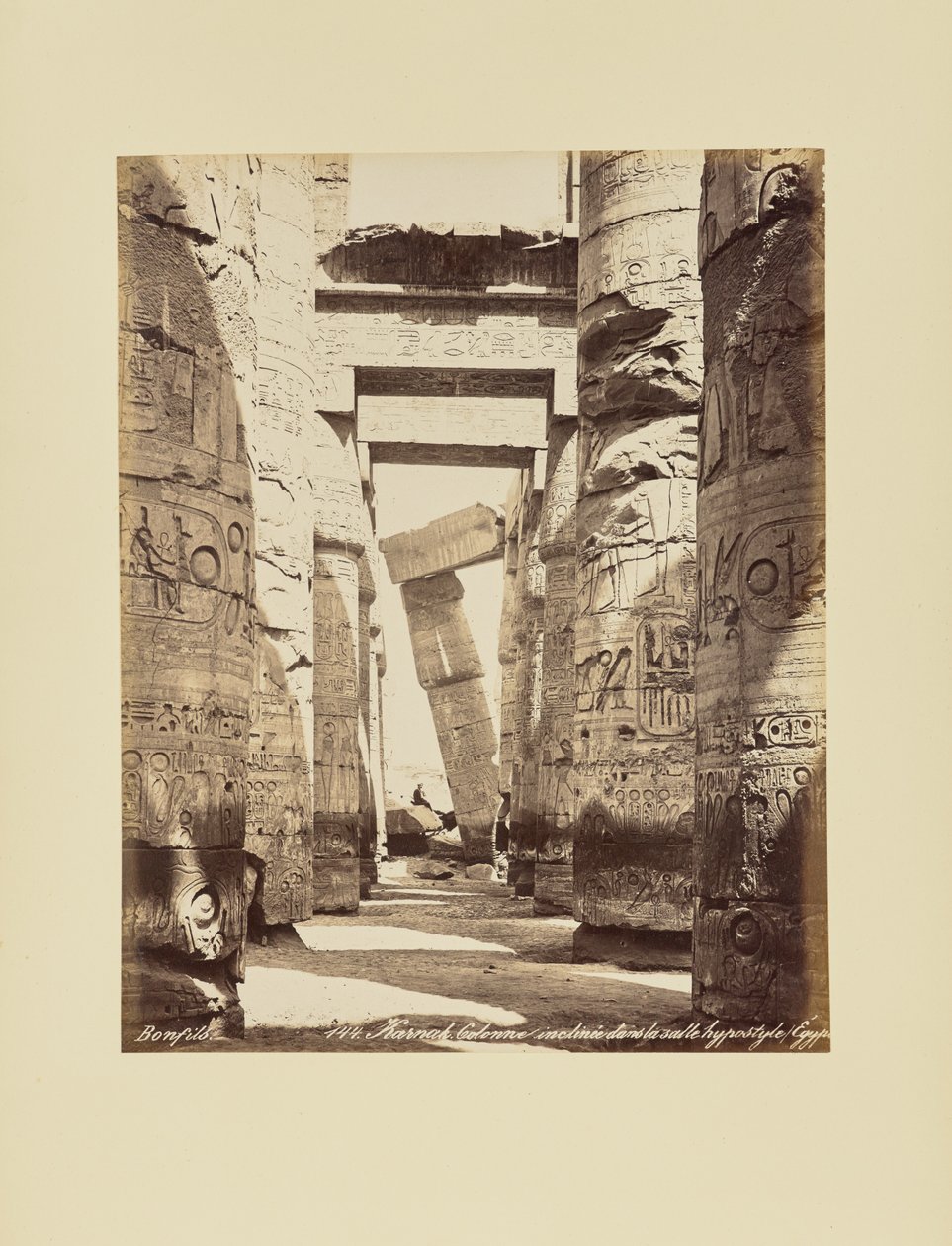 Karnak. Geneigte Säule in der Hypostylhalle, Ägypten von Félix Bonfils