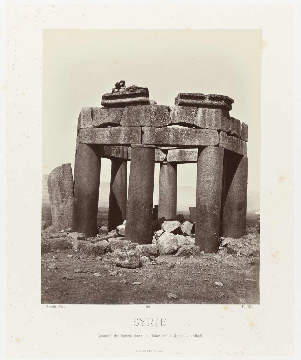 Mann auf der Qubba von Douris, nahe Baalbek von Félix Bonfils