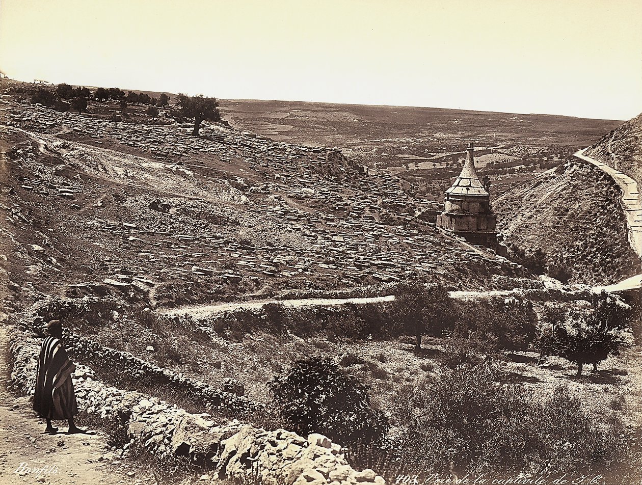 Panoramablick auf das Tal von Cedron oder Josafat mit dem Grab Absaloms am Stadtrand von Jerusalem. Ein Mann betrachtet die Aussicht von der Straße aus von Félix Bonfils