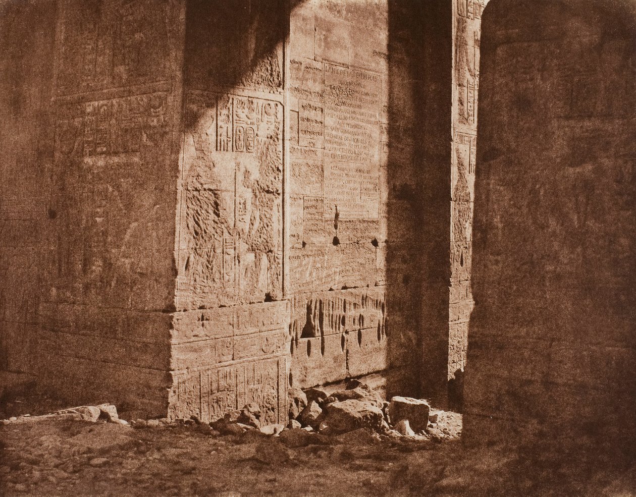 Erster Pylon - Französische Inschrift auf der östlichen Brüstung bei Punkt H, Insel Filae, 1851 von Félix Teynard