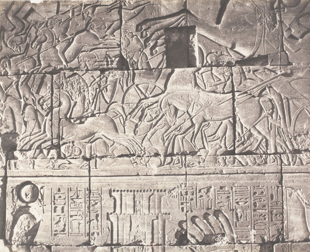 Karnak Theben, Umfassungsmauer des Palastes - Details der Skulpturen am Punkt O, 1851-52, gedruckt 1853-54 von Félix Teynard