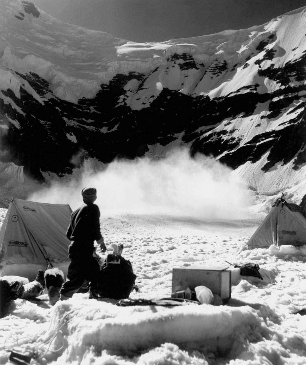 Basislager und nahegelegene Lawine! Auf 5100 m. von Fosco Maraini