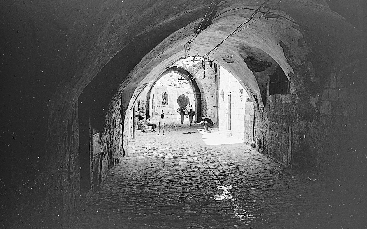 Straße in den Souks der Altstadt von Jerusalem von Fosco Maraini