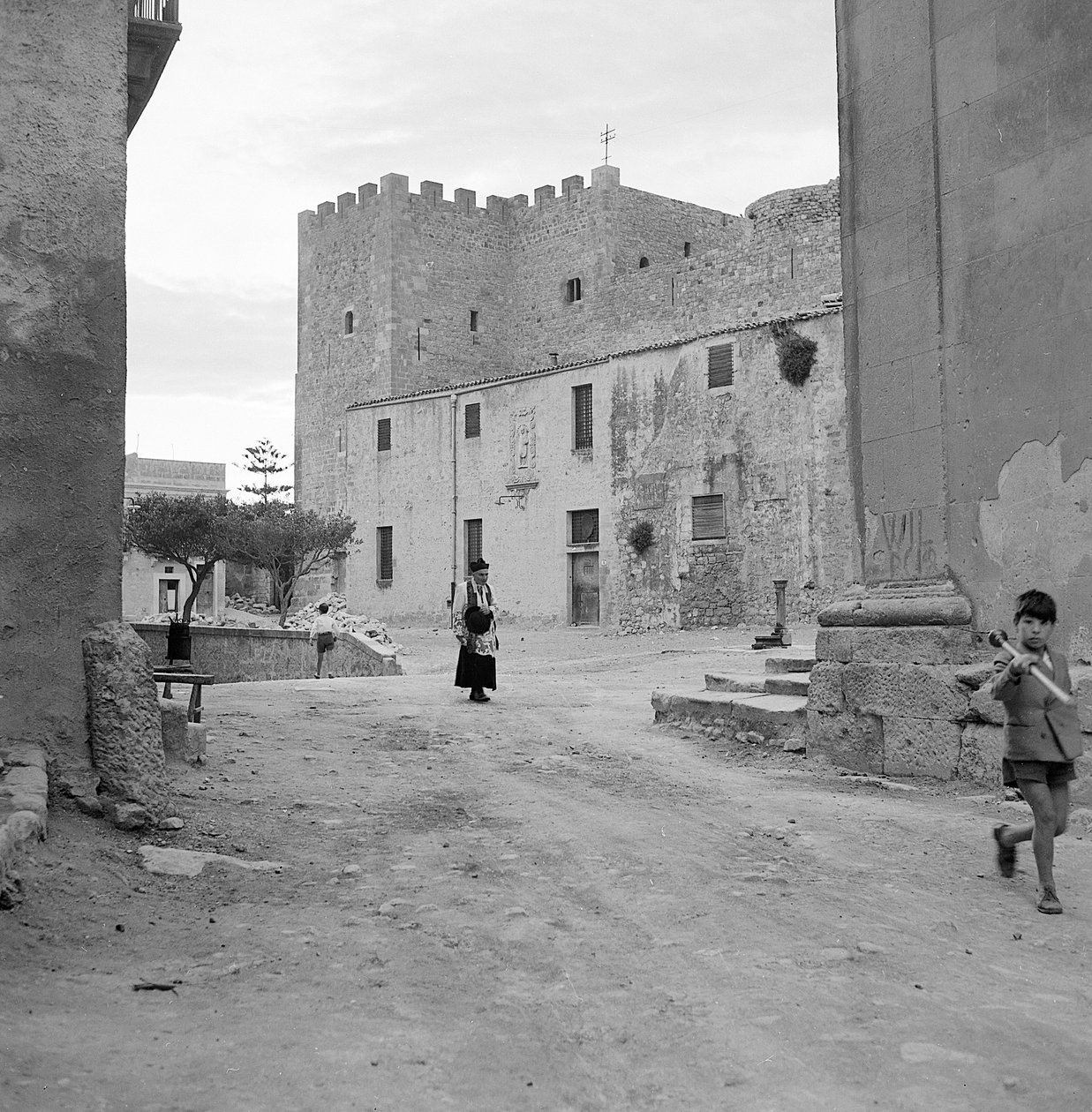 Blick auf Salemi mit seiner Burg, Sizilien von Fosco Maraini
