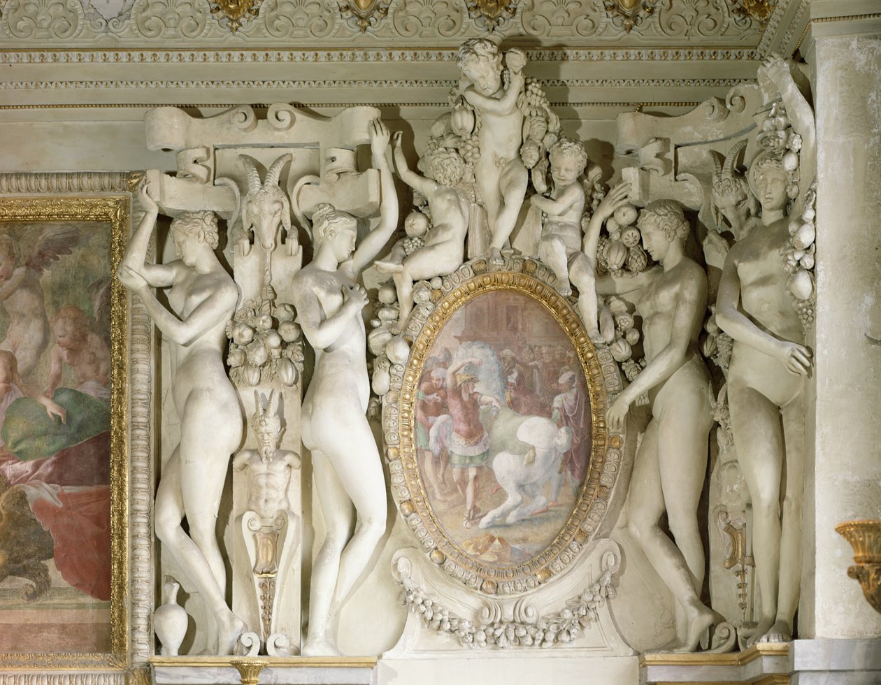 Weibliche Figuren und Cherubim umgeben ein Gemälde von Alexander dem Großen (356-323) beim Training von Bucephalus, aus der Escalier du Roi (Stuck) von Francesco Primaticcio